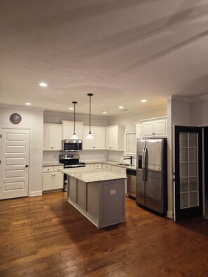 冷蔵庫、電子レンジ、オーブン、コンロ