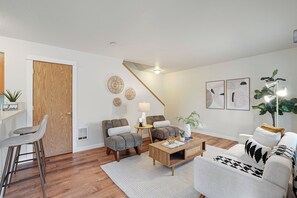 Living area - Woodstock Sweet Spot Fenced Patio Mt. Tabor (Portland, Oregon.)