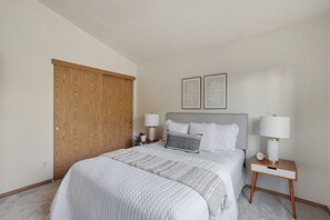 2 bedrooms, iron/ironing board, free WiFi, bed sheets - Woodstock Sweet Spot Fenced Patio Mt. Tabor (Portland, Oregon.)