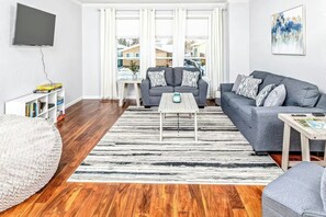 Smart-TV, Kamin, Bücher