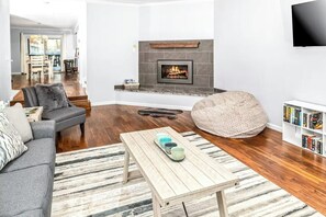 Smart-TV, Kamin, Bücher