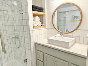 Douche, sèche-cheveux, serviettes fournies, savon