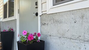 Exterior detail - Countryside Calm, New Reno, Spa Bathroom, Beautiful Area Near Alki Beach (Seattle)