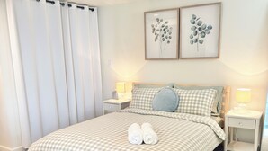 1 bedroom, desk, iron/ironing board, WiFi (free) - Countryside Calm, New Reno, Spa Bathroom, Beautiful Area Near Alki Beach (Seattle)