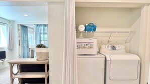 Interior - Countryside Calm, New Reno, Spa Bathroom, Beautiful Area Near Alki Beach (Seattle)
