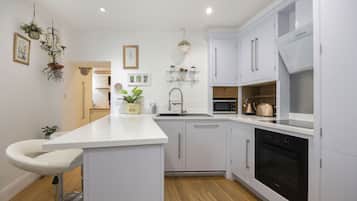 Kylskåp, mikrovågsugn, ugn och spishäll