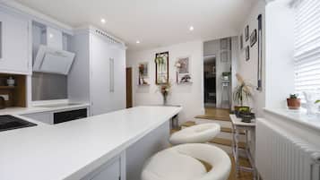 Kylskåp, mikrovågsugn, ugn och spishäll