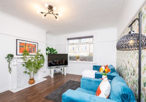 Modern 2 bedroom apartment close to local amenities.