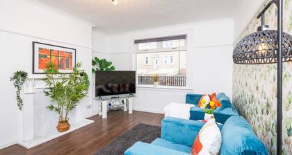 Modern 2 bedroom apartment close to local amenities.