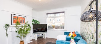 Modern 2 bedroom apartment close to local amenities.