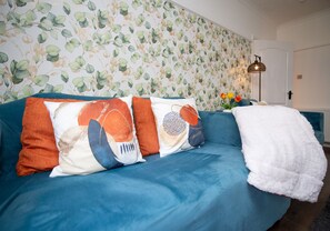 Iron/ironing board, free WiFi, bed sheets - Modern 2 bedroom apartment close to local amenities. (Airdrie)