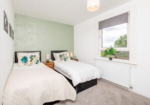 Iron/ironing board, free WiFi, bed sheets - Modern 2 bedroom apartment close to local amenities. (Airdrie)
