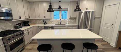 Four Ă micro-ondes, un four, surface de cuisson, lave-vaisselle