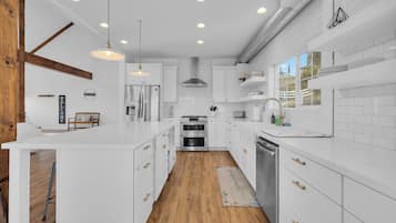 Mikrovågsugn, ugn, spishäll och diskmaskin