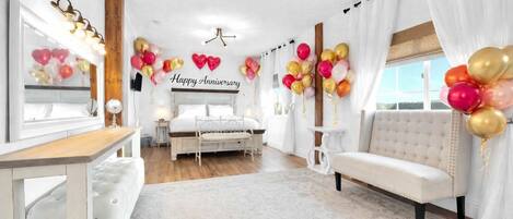 Tabla de planchar con plancha, acceso a internet y ropa de cama