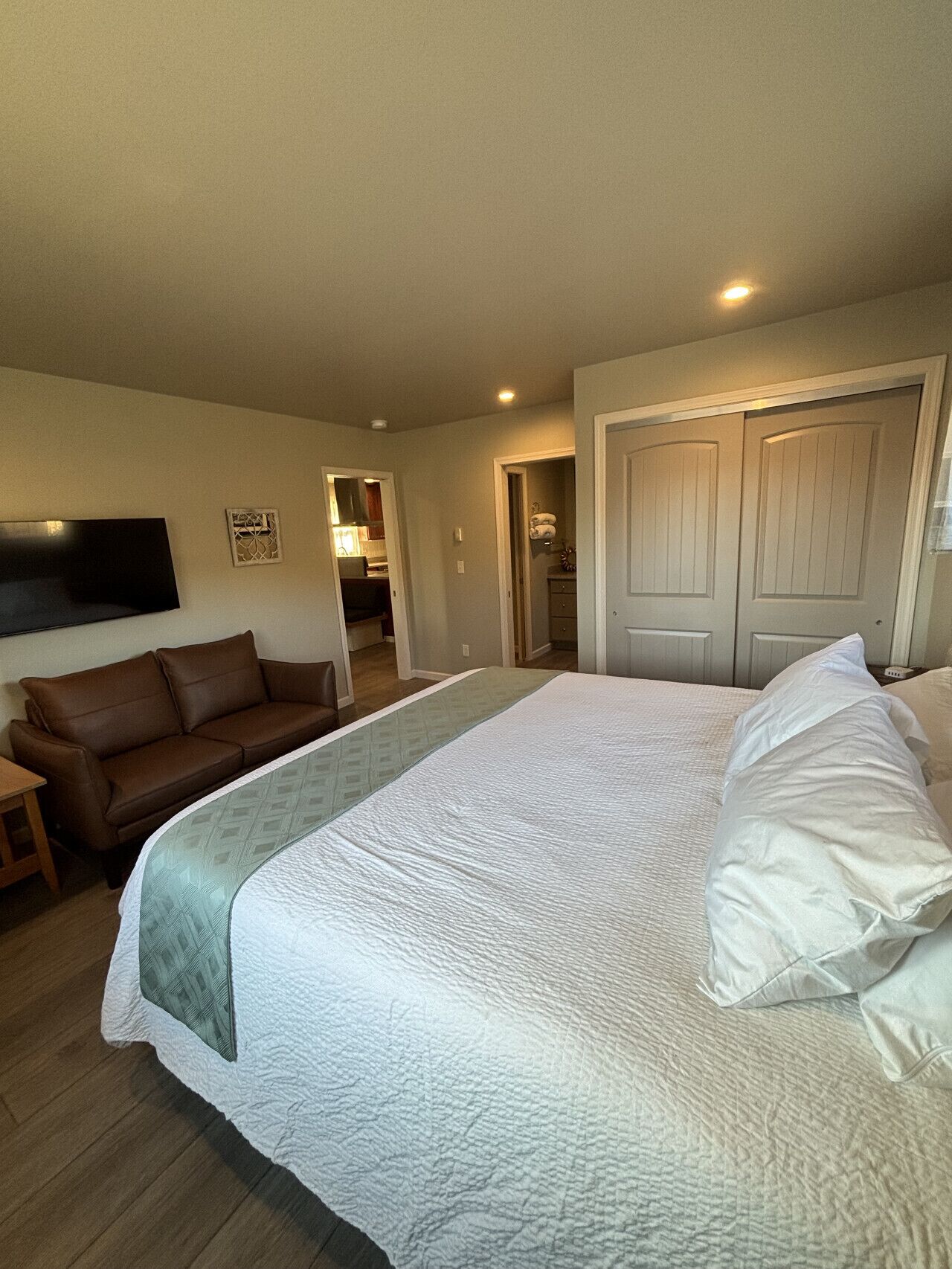 Desk, iron/ironing board, travel crib, WiFi