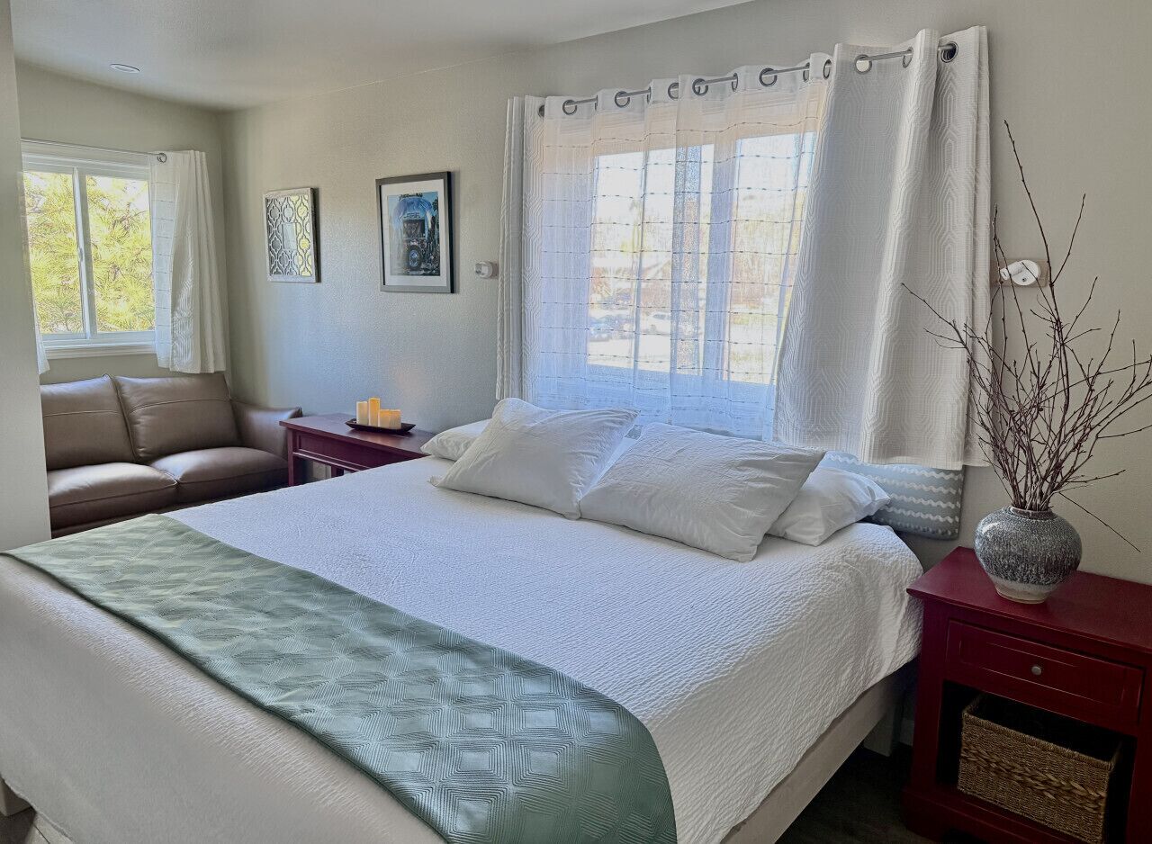 2 sovrum, skrivbord, strykjärn/strykbräda och resesäng