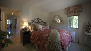 3 bedrooms, WiFi, bed sheets - 3-bedroom charming Carmel beach cottage (Carmel-by-the-Sea)