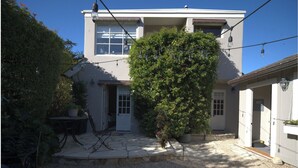 Exterior - 3-bedroom charming Carmel beach cottage (Carmel-by-the-Sea)