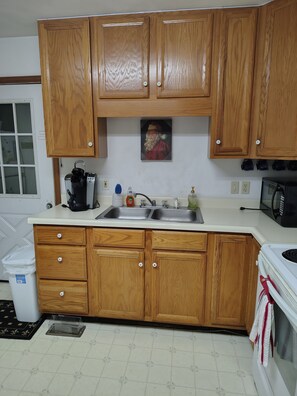 Fridge, microwave, oven, stovetop - #1 Choice For A Quiet & Relaxing StL Suburb Home Away From Home Vacation Rental. (Columbia)