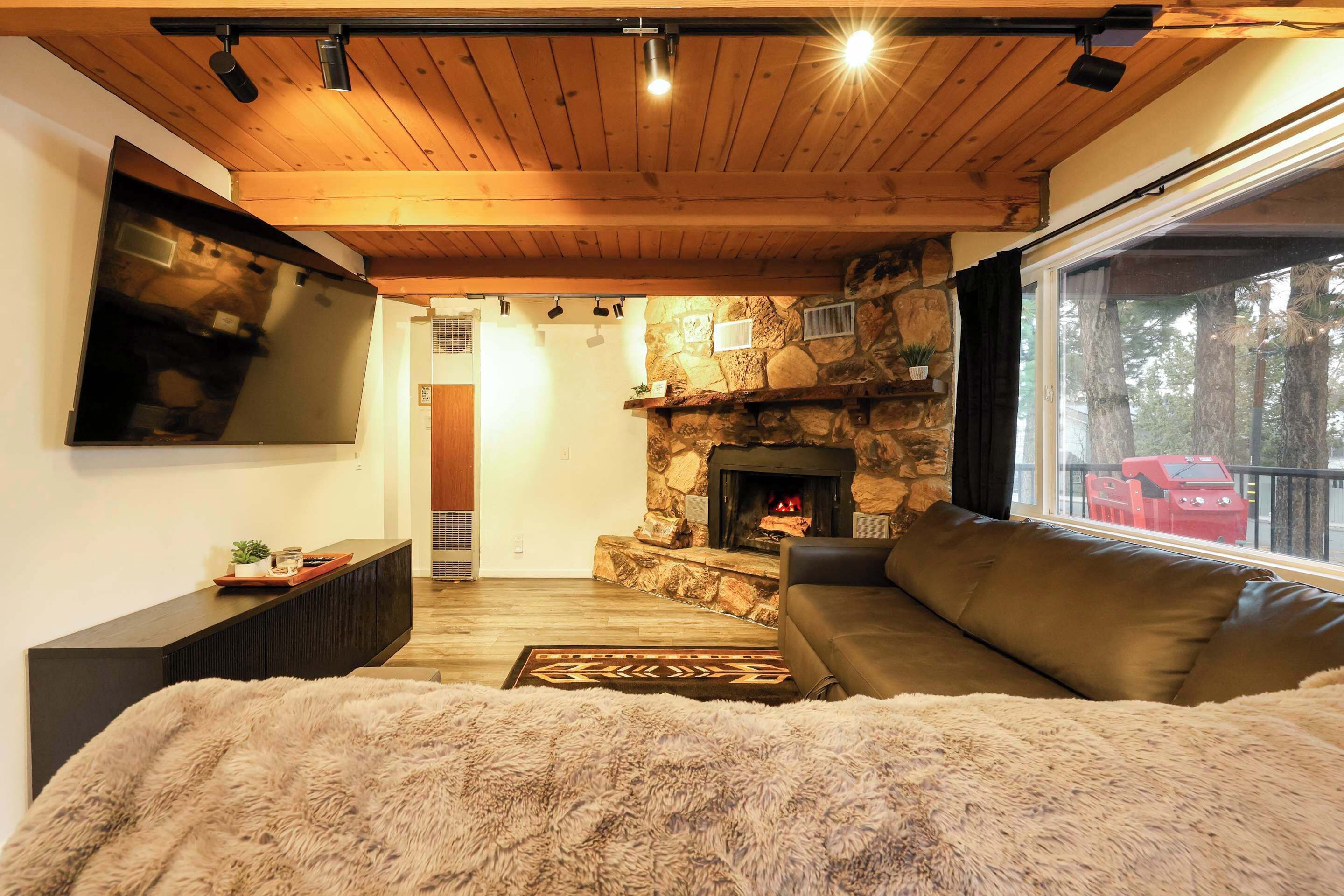 TV, peis, videospill og kontorer