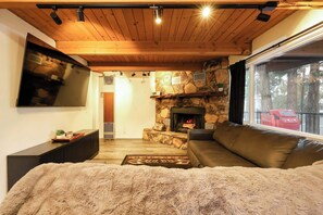 TV, peis, videospill og kontorer