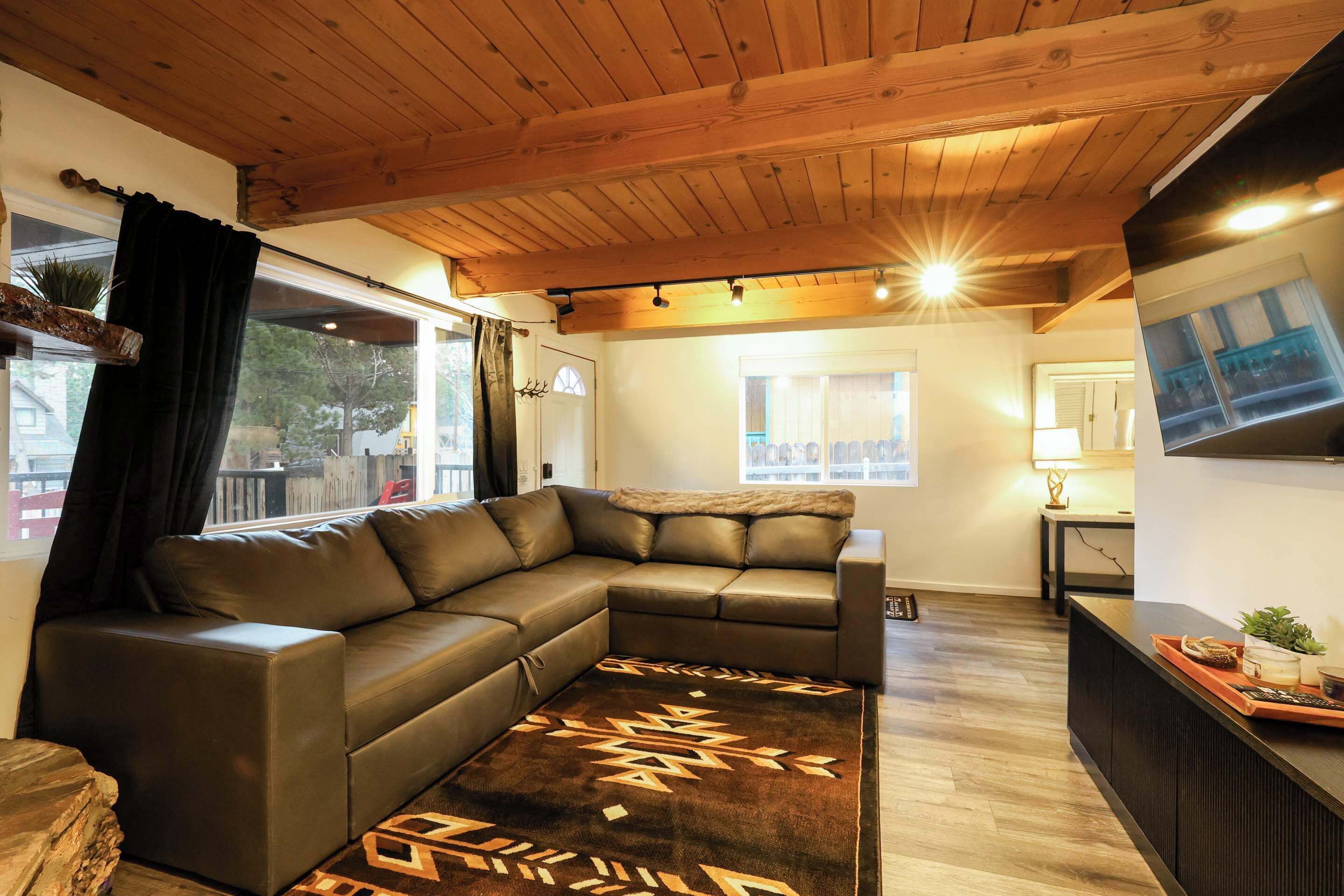 Tv, pejs, videospil, kontorer