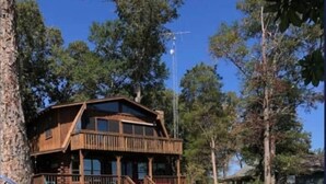 Property grounds - Callender Blue, a cozy lakeside cabin paradise (Callender Lake)