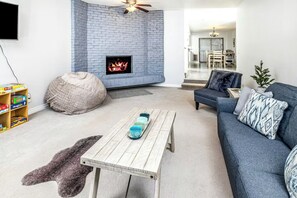 Smart TV - Meridian Suite at North Star Lodge • HotTub • View (Anchorage)