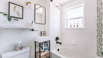 Dusche, Haartrockner, Handtücher, Shampoo