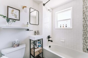 Douche, sèche-cheveux, serviettes fournies