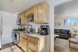 Refrigerador, microondas, horno y parrilla de estufa 