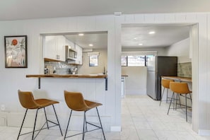 Refrigerador, microondas, lavavajillas, cafetera/tetera