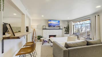 2 habitaciones, escritorio y tabla de planchar con plancha