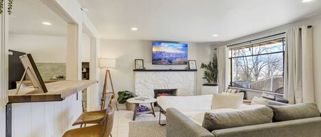 2 habitaciones, escritorio y tabla de planchar con plancha