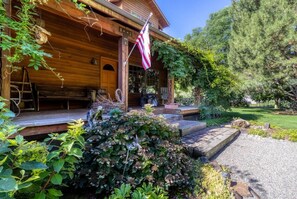 Property grounds - Yellowhawk Ranch – A Rustic Wine Country Retreat (Walla Walla)