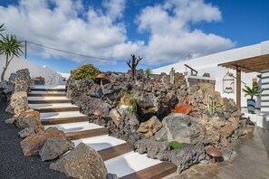 Property grounds - Vacation Apartment 'Jardín de los Volcanes' with Mountain View, Wi-Fi & Air Conditioning (Haría)