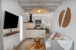 TV - Holiday Apartment 'Jardín de los Volcanes' with Mountain View, Wi-Fi and Air Conditioning (Haría)