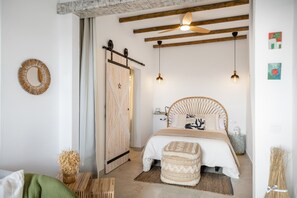 Tabla de planchar con plancha, wifi, ropa de cama