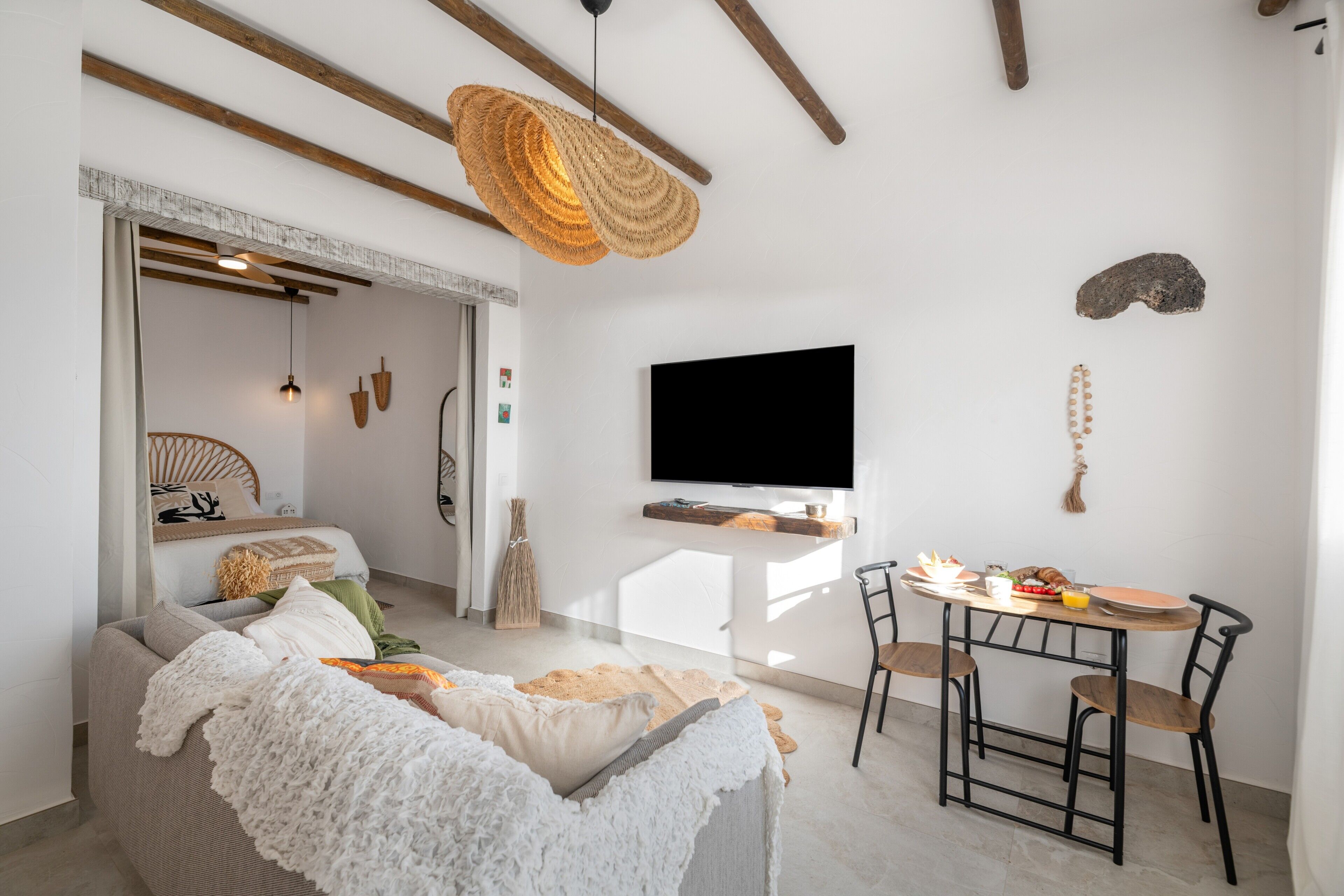 Iron/ironing board, WiFi, bed sheets