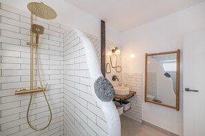 Douche, sèche-cheveux, serviettes fournies