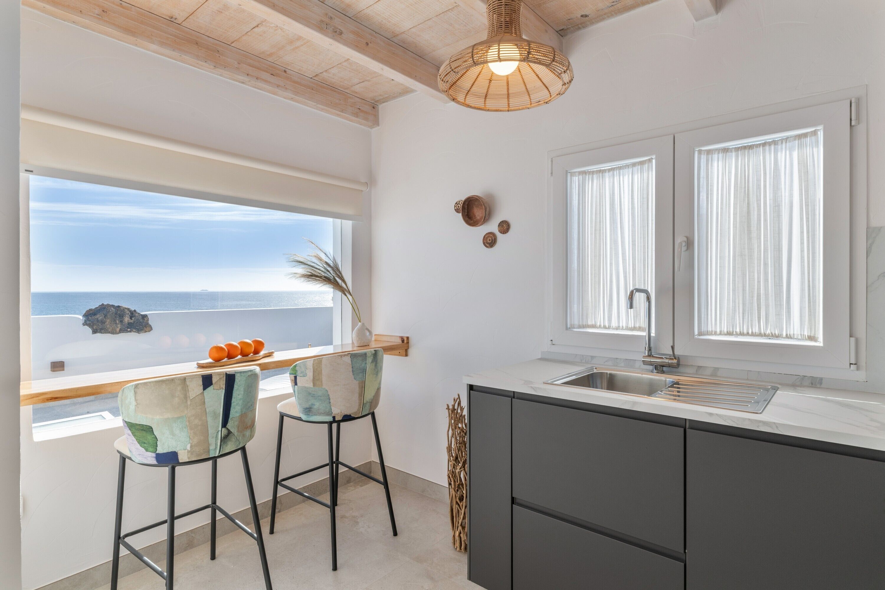 Réfrigérateur, micro-ondes, plaque de cuisson, cafetière/bouilloire