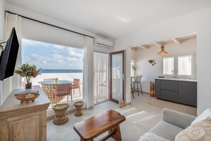 TV - Holiday Apartment 'Maresía' with Sea View, Wi-Fi and Air Conditioning (Haría)