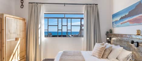 Een strijkplank/strijkijzer, wifi, beddengoed