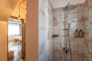 Chuveiro, secador de cabelo, toalhas de banho 