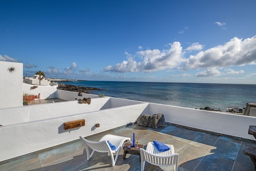 Vacation Apartment 'Salitre' with Sea Views, Wi-Fi and Air Conditioning