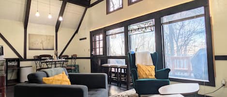 スマートテレビ、暖炉、書庫、ステレオ