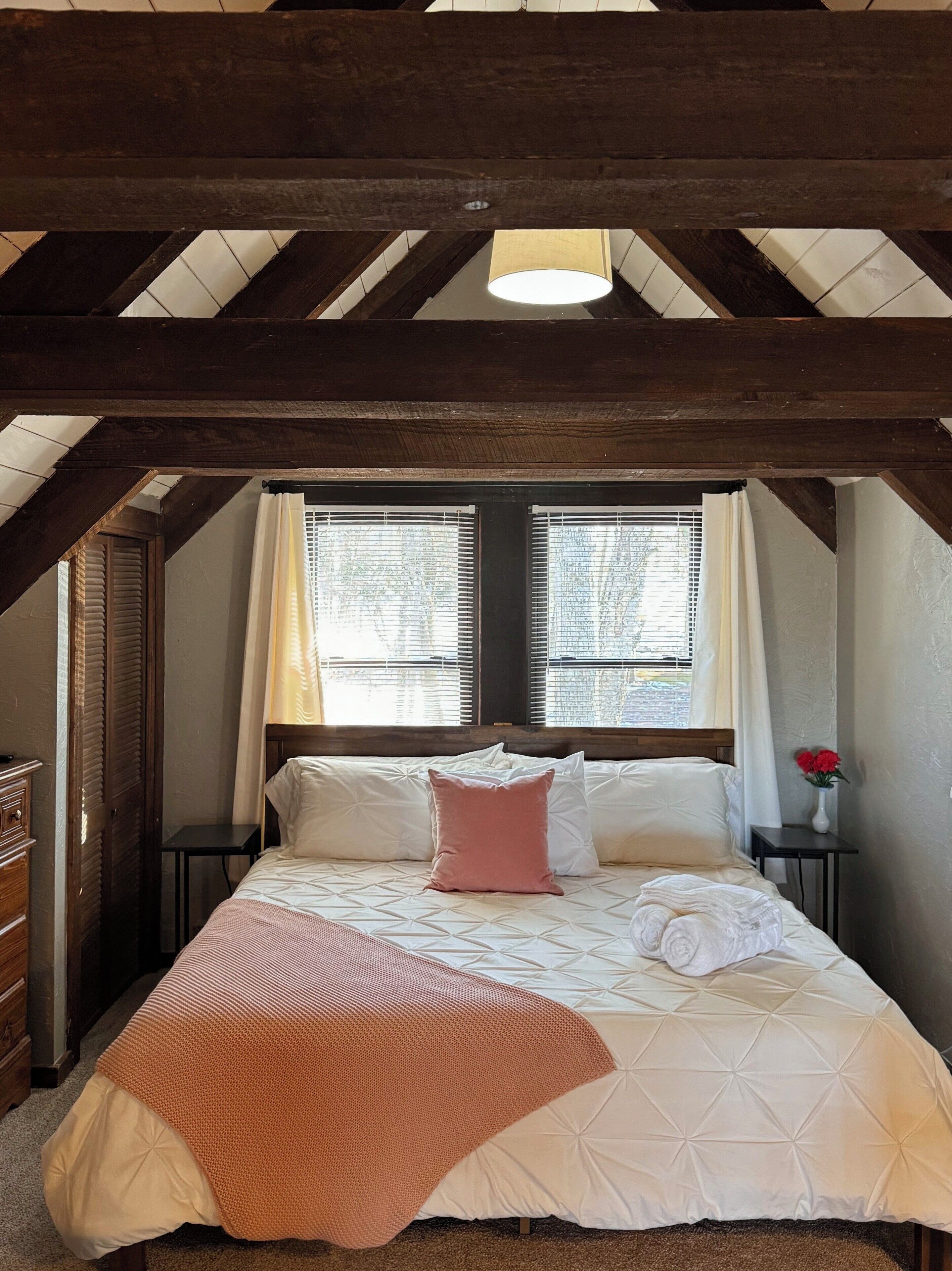 4 多间卧室、旅行婴儿床、WiFi、床单