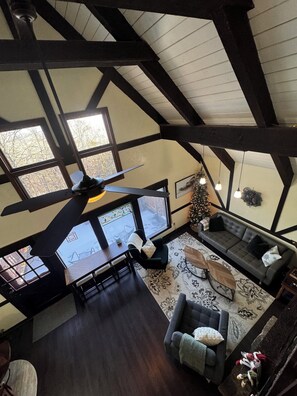 Älytelevisio, takka, kirjoja, stereot