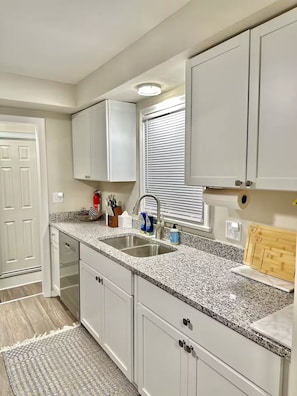 Private kitchen - Cozy Boho 4 Bedroom 2 Bathroom Knox Home (Minneapolis)